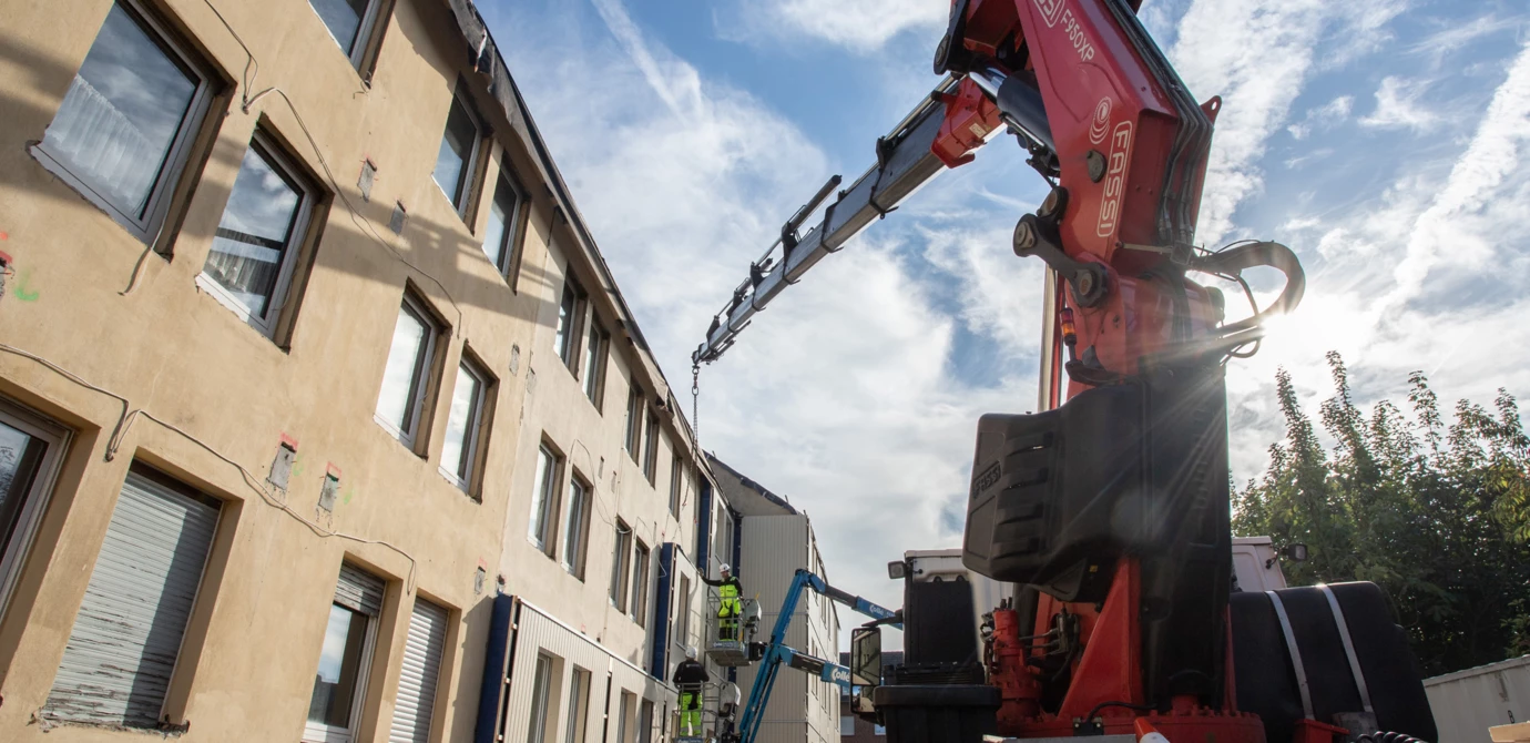 Vorher – Nachher: Mit Hilfe industriell vorgefertigter Fassadenelemente können Bestandsgebäude effizient thermisch saniert werden. Vorher – Nachher: Mit Hilfe industriell vorgefertigter Fassadenelemente können Bestandsgebäude effizient thermisch saniert werden.